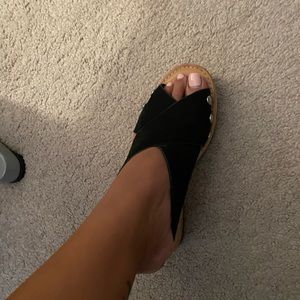 Cork wedge. Very comfortable.